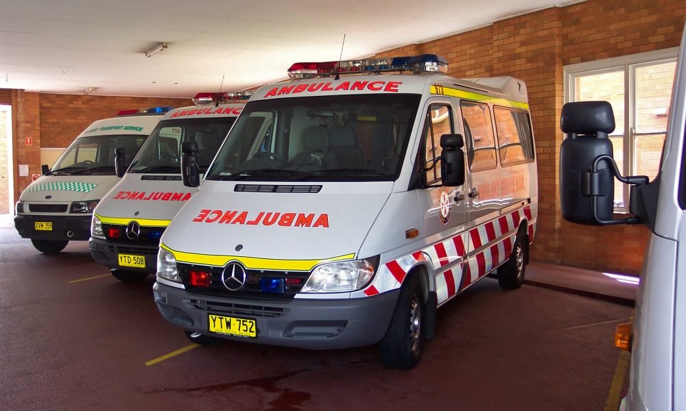 Ford_VH_Transit_ambulance_&_2003_Mercedes_Benz_Sprinter_316_CDi_ambulances_(5350814966)